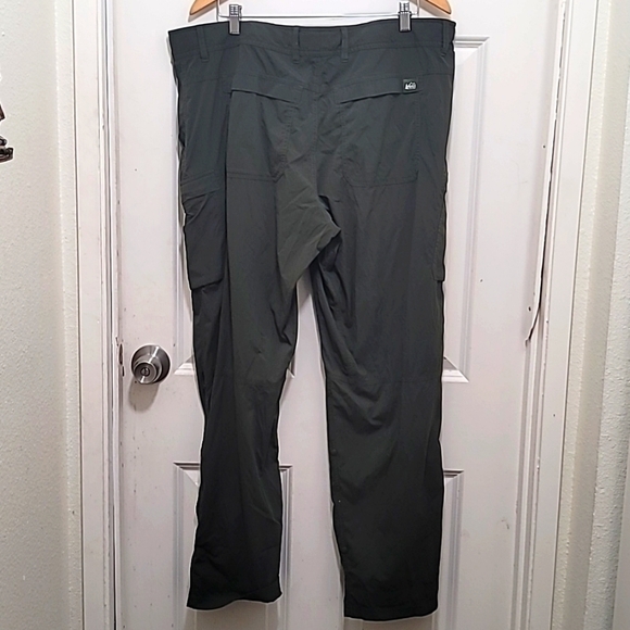 REI CO OP MEN'S CONVERTIBLE SNAP UP OLIVE GREEN CARGO PANTS RELAXED FIT SZ 40X32 - Picture 4 of 13
